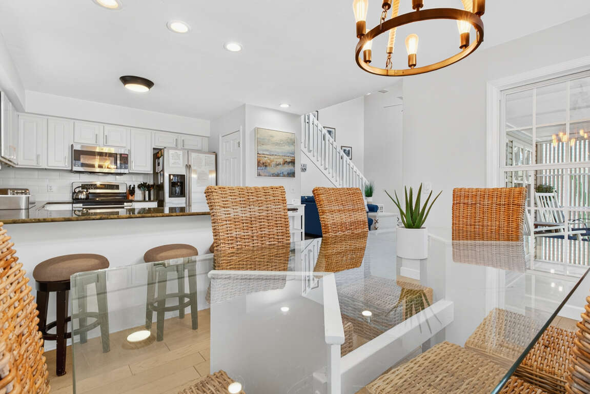 Dining Area to Kitchen Dining Area to Kitchen