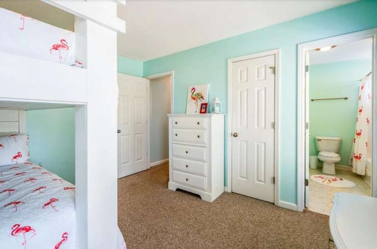 Upstairs Bedroom - Queen Bunks