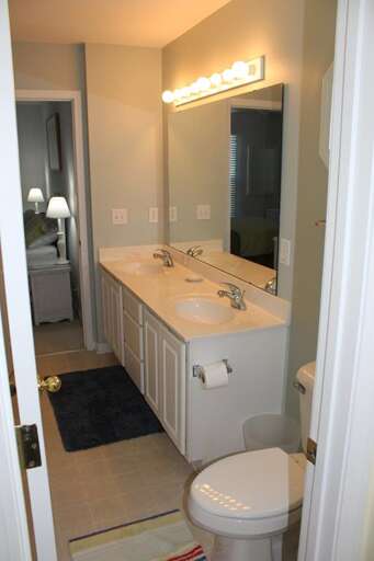 Bathroom 2 Jack n Hill First level Tub/Shower