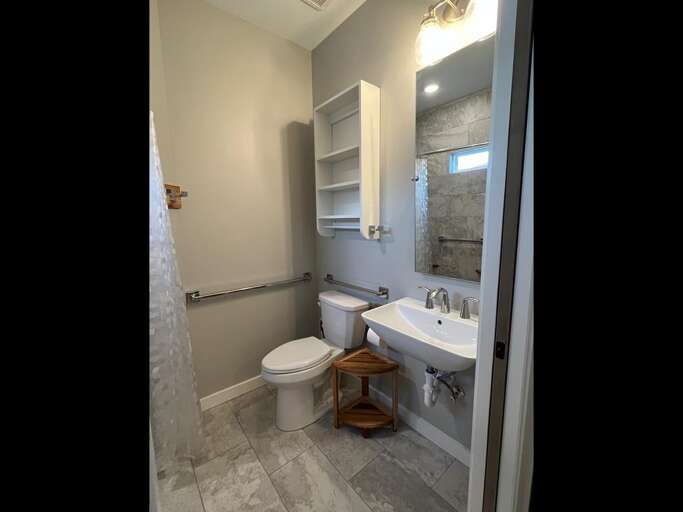 Handicap Friendly - Roll in Shower - Bed 5 Private
