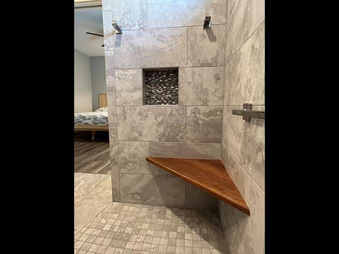 Handicap Friendly - Roll in Shower - Bed 5 Private