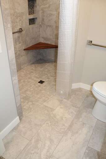 Handicap Friendly - Roll in Shower - Bed 5 Private