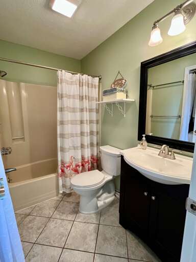 10 - hall bath - tub-shower
