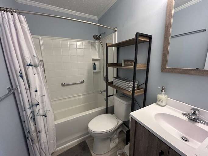 2nd Bathroom (Hallway)