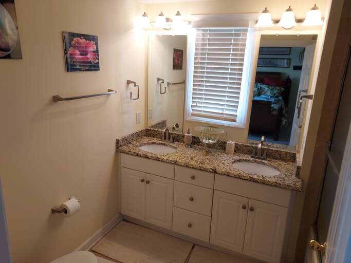 bedroom 1 private bath - tub-shower