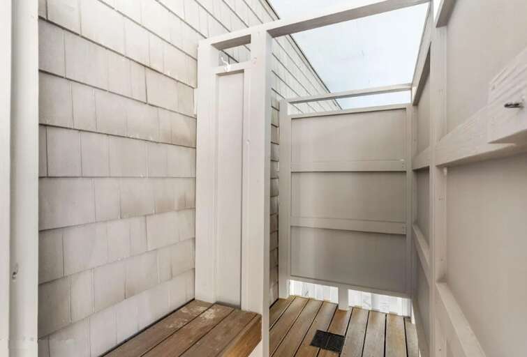 31 - outside shower
