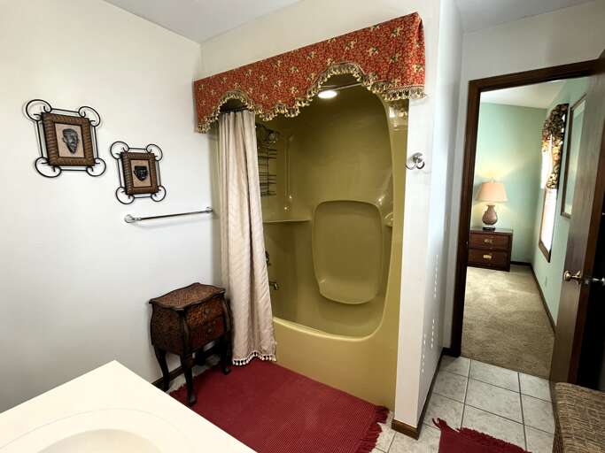 bathroom 2 - tub-shower