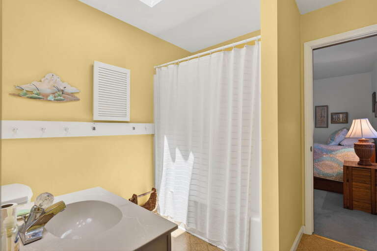 bathroom 2 - Jack-N-Jill between bedrooms 3 and 4