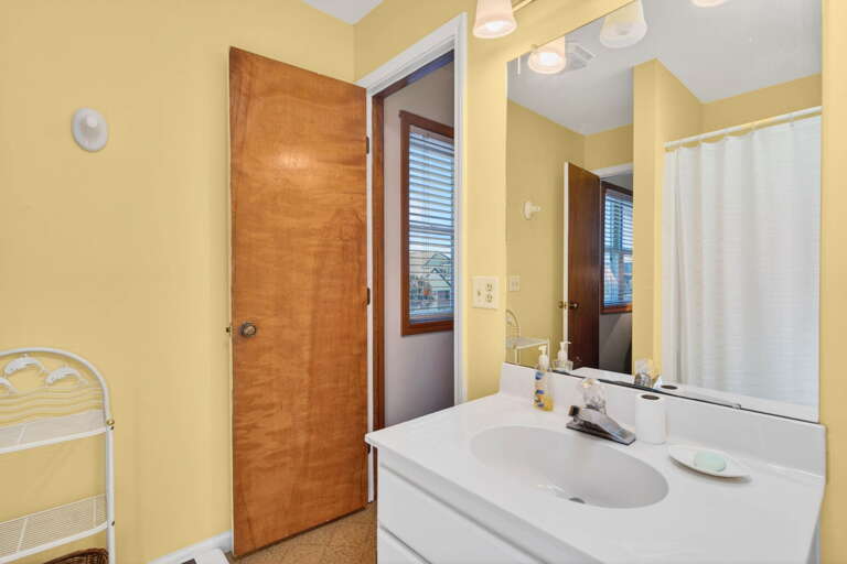 bathroom 2 - Jack-N-Jill between bedrooms 3 and 4