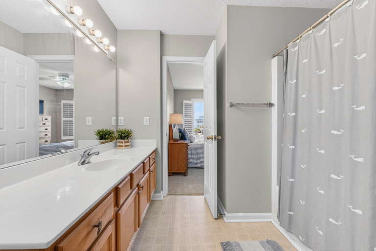 Jack N Jill bathroom shared by bedrooms 3 and 4