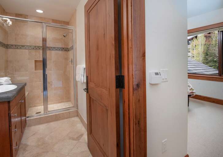 Queen's Bedroom Bathroom