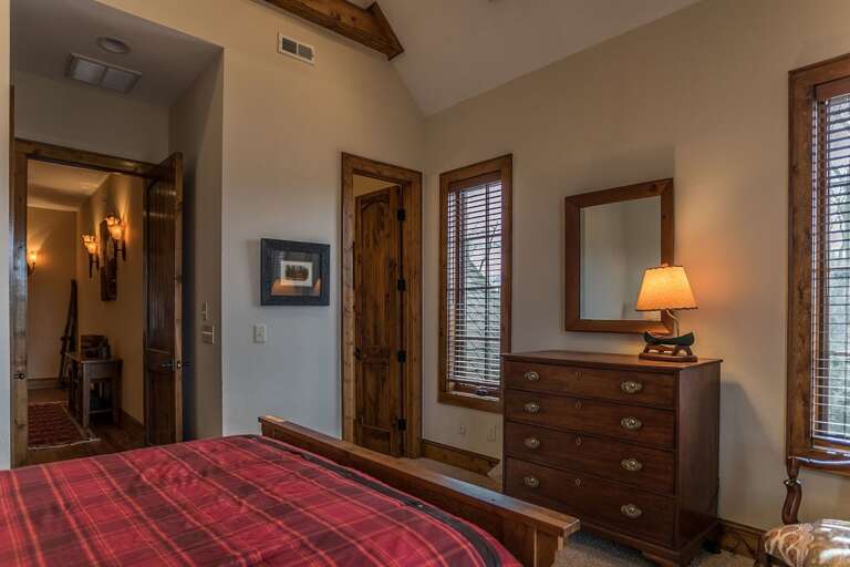 Queen bedroom Queen bedroom