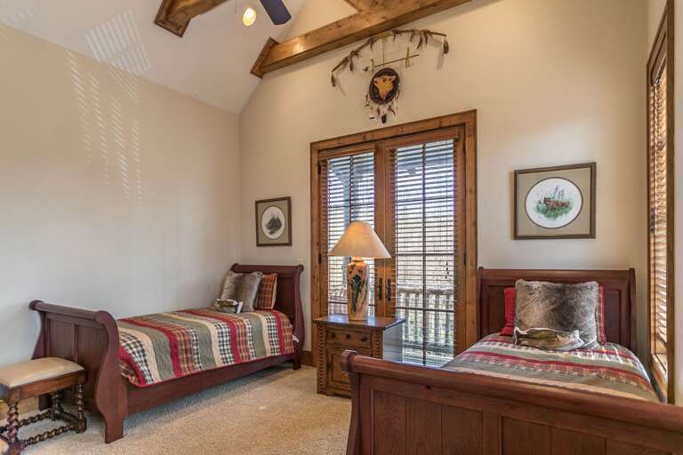 Upper level bedroom with 2 twin beds Upper level bedroom with 2 twin beds