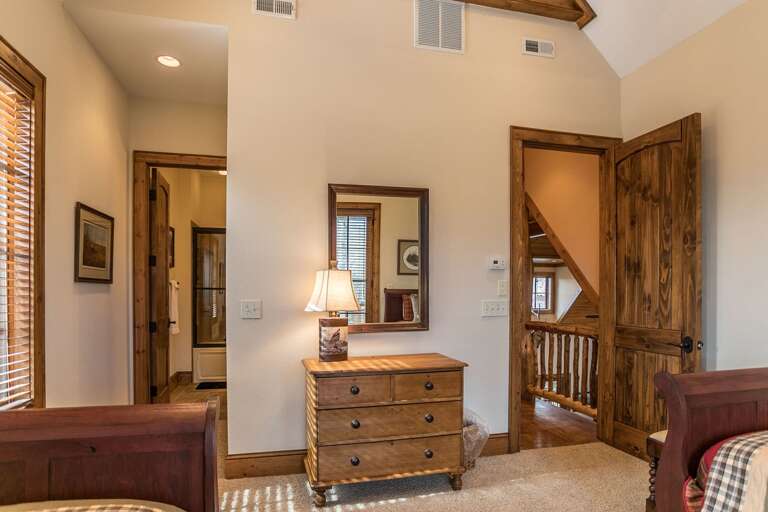 Upper level bedroom with 2 twin beds