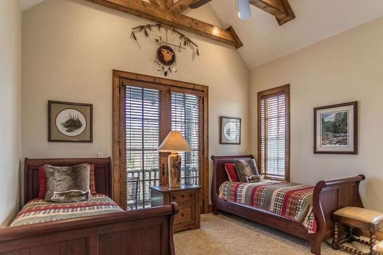 Upper level bedroom with 2 twin beds Upper level bedroom with 2 twin beds