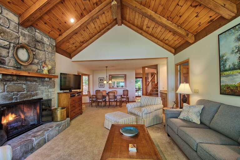 Relax in the spacious living room in the evening, in front of the fire place