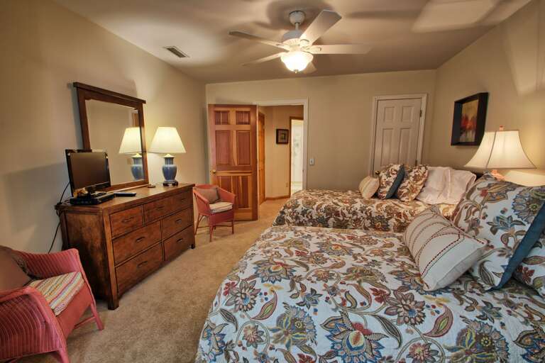 Upper level bedroom with 2 twins