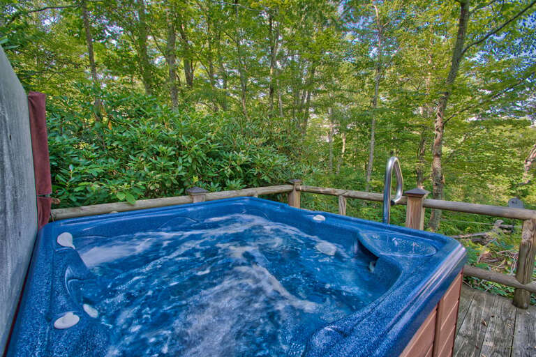 Soak in this four person hot tub after a day hiking nearby Grandfather Mountain! Soak in this four person hot tub after a day hiking nearby Grandfather Mountain!