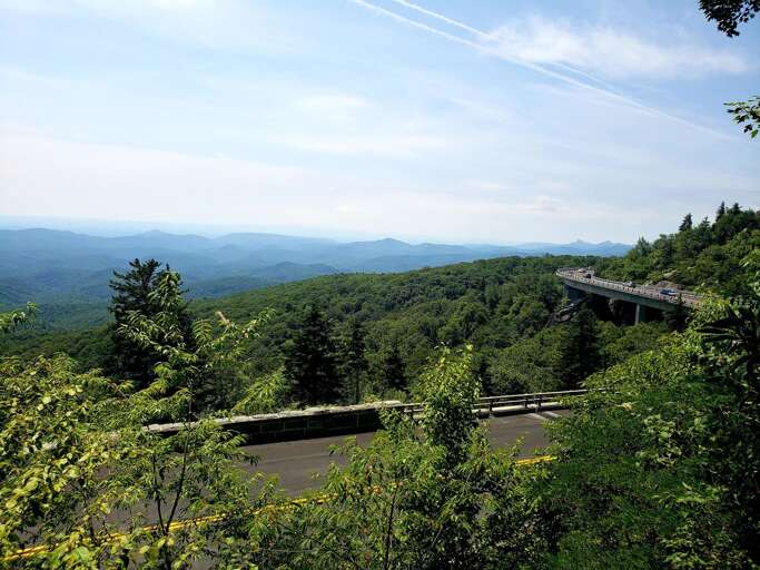 Winds Aloft is only fifteen minutes from Grandfather Mountain and the Lin Cove Viaduct! Winds Aloft is only fifteen minutes from Grandfather Mountain and the Lin Cove Viaduct!