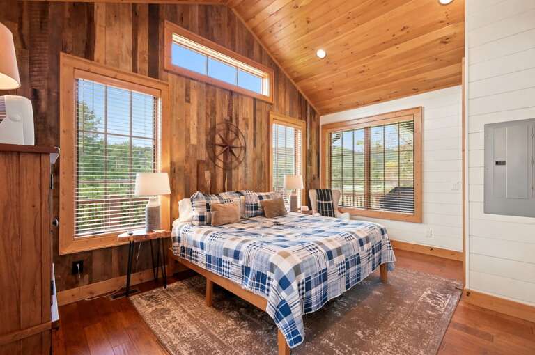 Wake up to morning sun streaming through the windows at Banner Sky. Rustic reclaimed wood and a cozy queen bed set the perfect mountain tone.