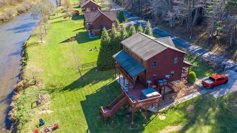 Privacy barrier, large deck space, fire pit near river! Privacy barrier, large deck space, fire pit near river!