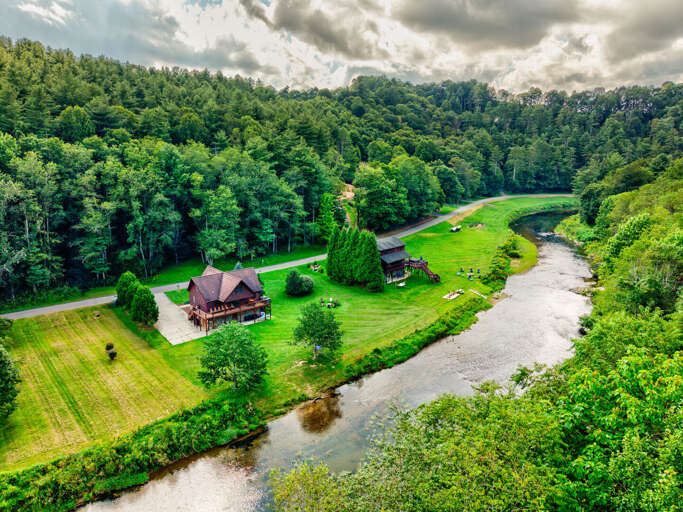 Right on the river's edge with the Blue Ridge all around. River Roost is the kind of place you'll want to come back to every season.