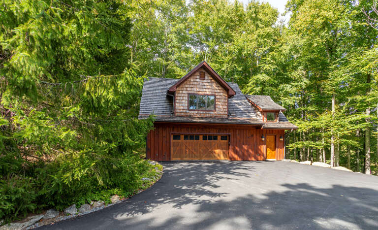 Detached guest quarters (guest do not have access to garage).