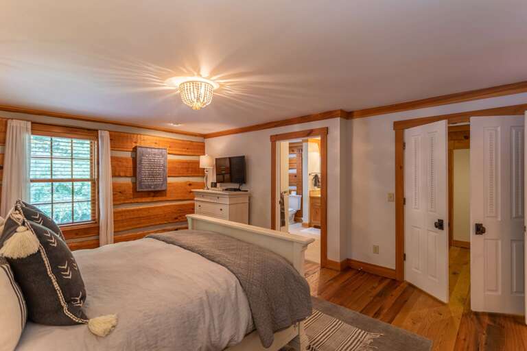 Upper level bedroom with king sized bed, walk in closet and full bathroom.