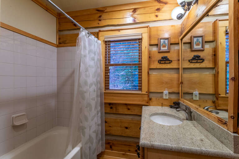 Ensuite bathroom with tub/shower combo