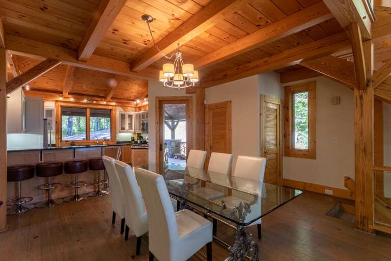 Main level dinning area. Main level dinning area.