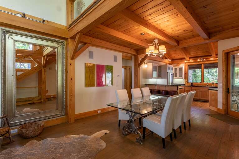 Main level dinning area. Main level dinning area.