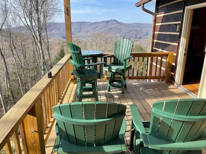 Outdoor dining area overlooking the great iews!