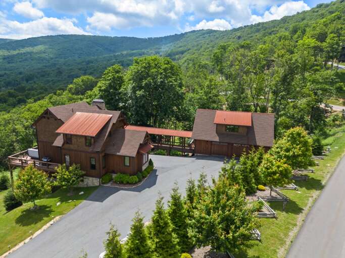 Breezeway Lodge at Eagles Nest