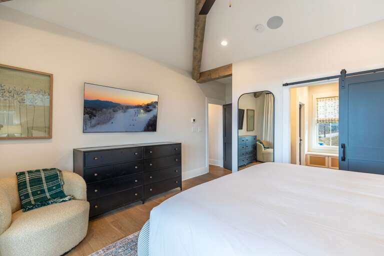 High def TV in Queen suite