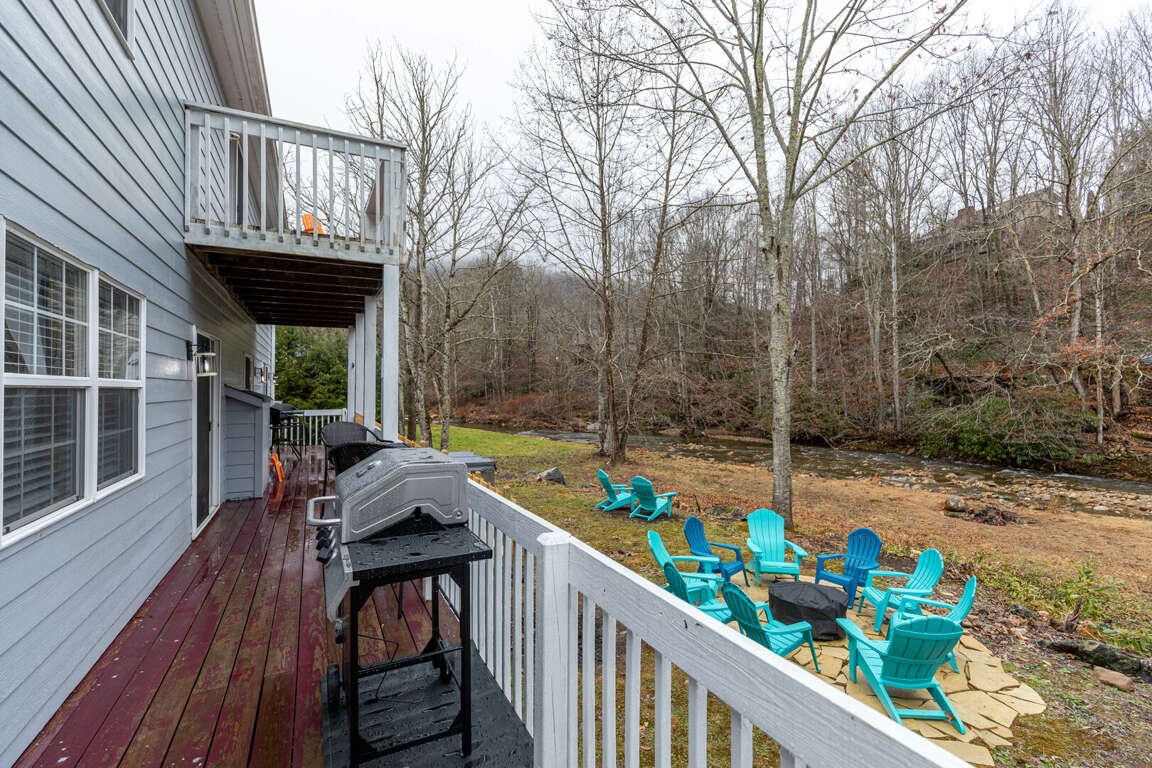Riverwood 5 Bedroom Vacation Rental in Foscoe, NC for 19 Guests
