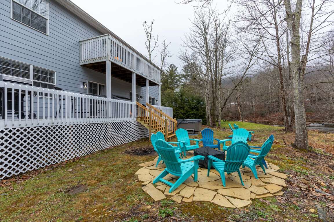 Riverwood 5 Bedroom Vacation Rental in Foscoe, NC for 19 Guests