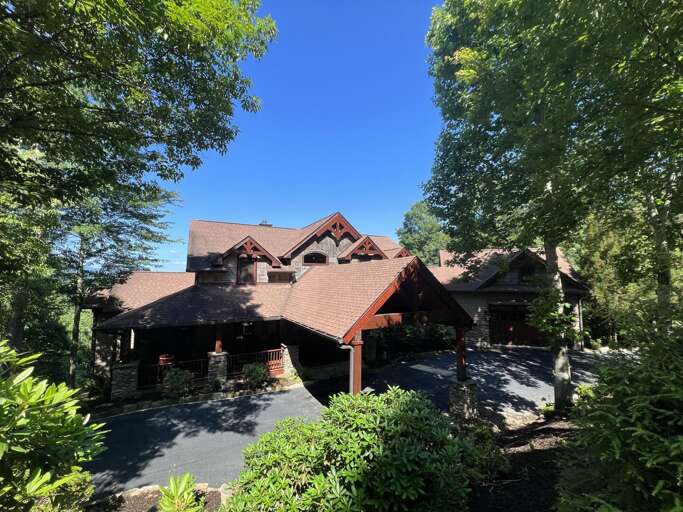 5 bedroom 5.5 bathroom luxury mountain rental.