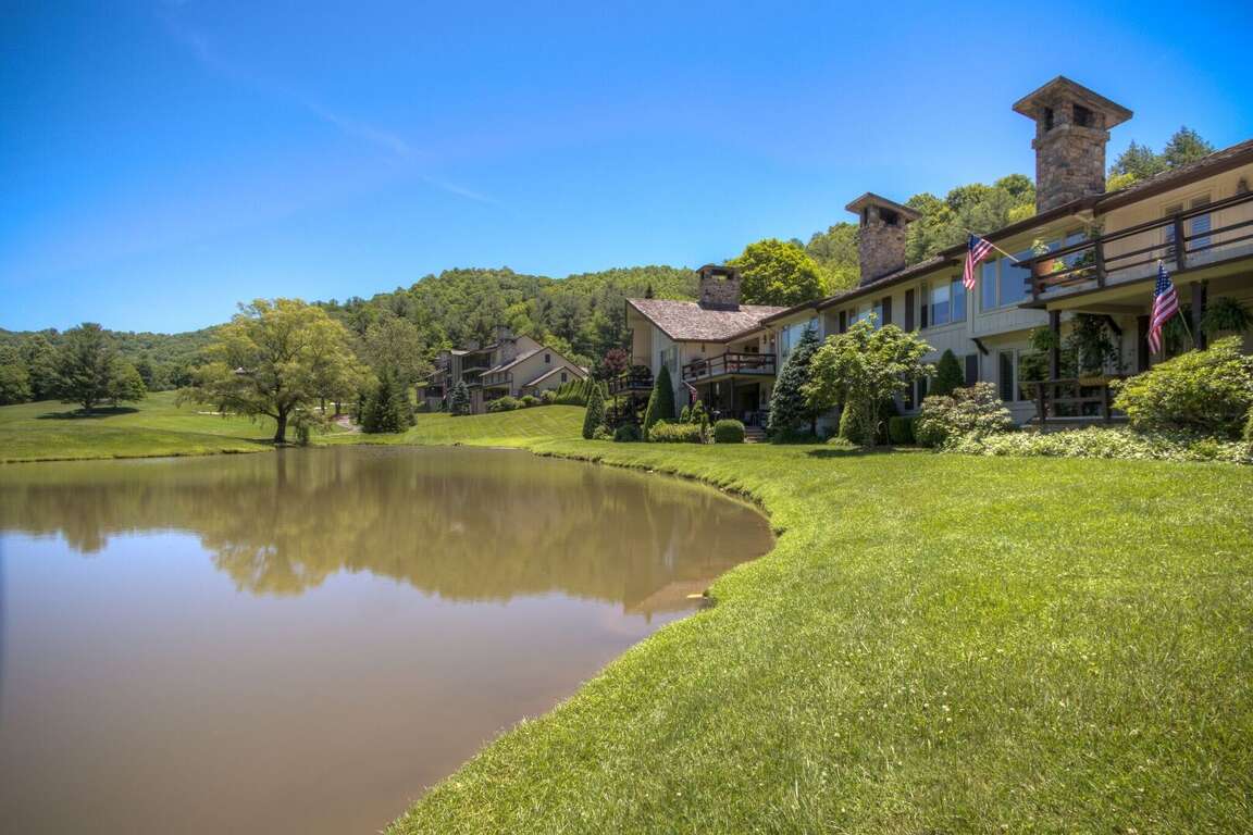 Lakeside Living at Hound Ears Luxurious 2 Bedroom Townhouse for 5