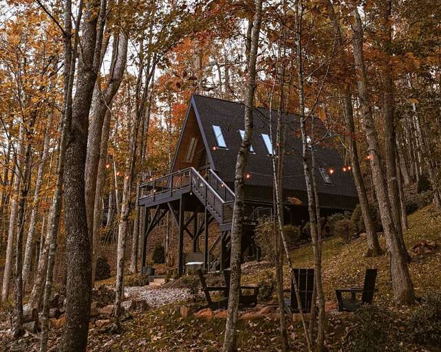 Fall is an incredible season to escape to the mountains, and the treehouse is a perfect getaway!