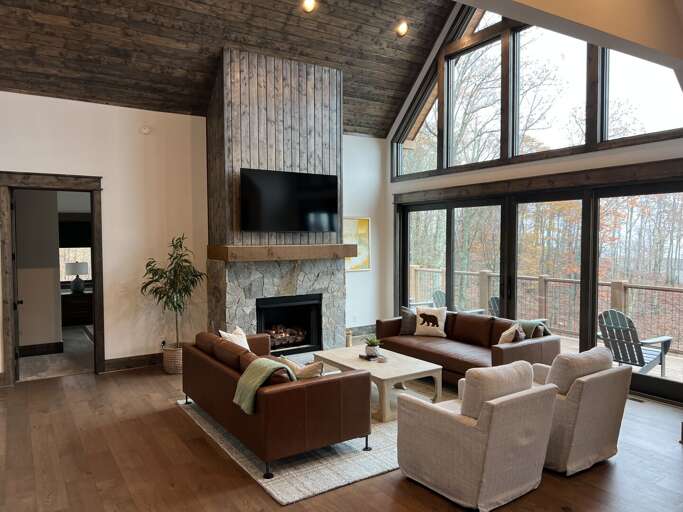 Yeti Lookout At Eagles Nest