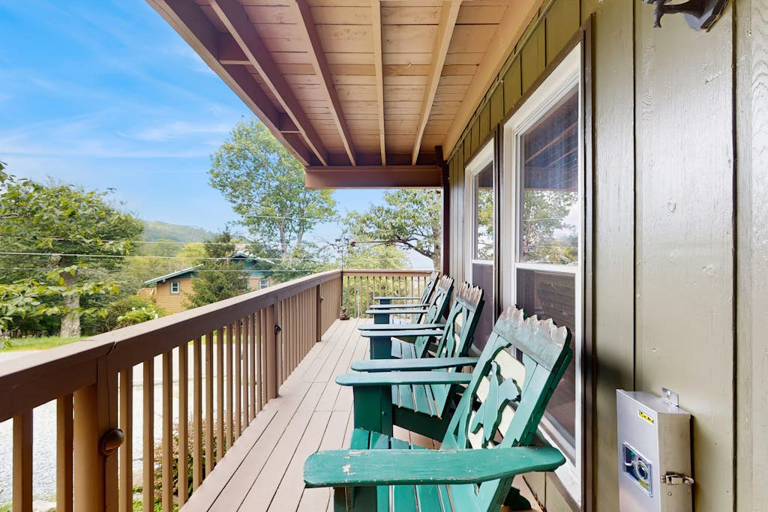 The views here are beautiful year round! Kick back on the deck and let the cool mountain breezes soothe you.