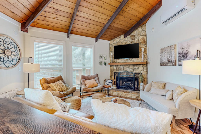 The Beech Hut is a classic Beech Mountain roundhouse that has been lovingly updated! Enjoy the stone fireplace, cozy furnishings, and perfect location!