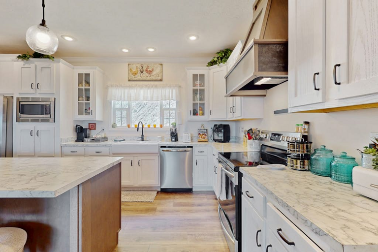 The well-equipped kitchen makes meals at home easy during your Newland mountain getaway.