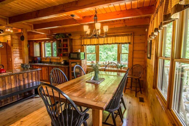 Dining room area with expandable table with 10 seats
