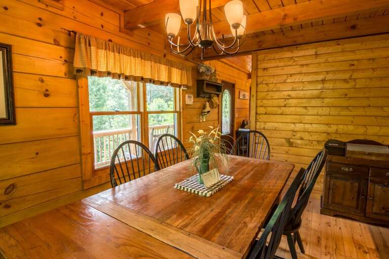 Dining room area with expandable table with 10 seats