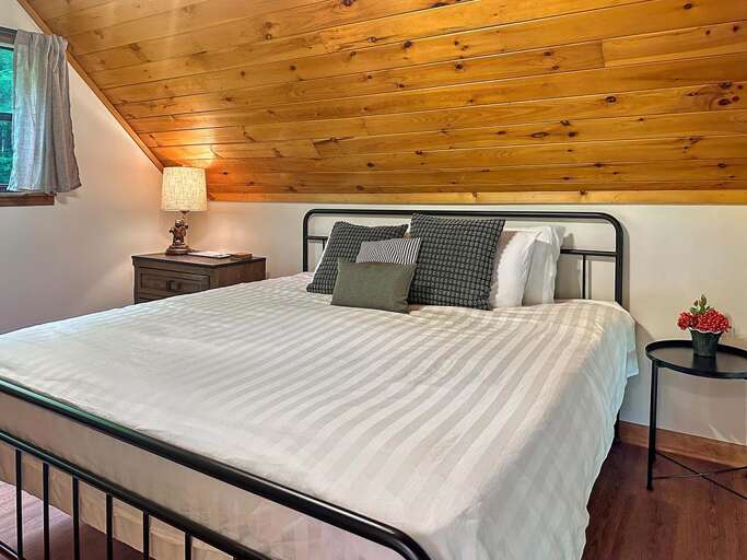 Twin Pines loft king bedroom 4