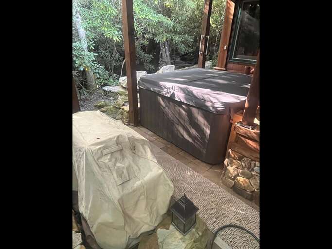 Hot Tub and loungers by the creek Hot Tub and loungers by the creek