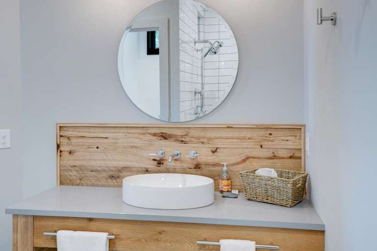 Sunset Falls -lower bathroom