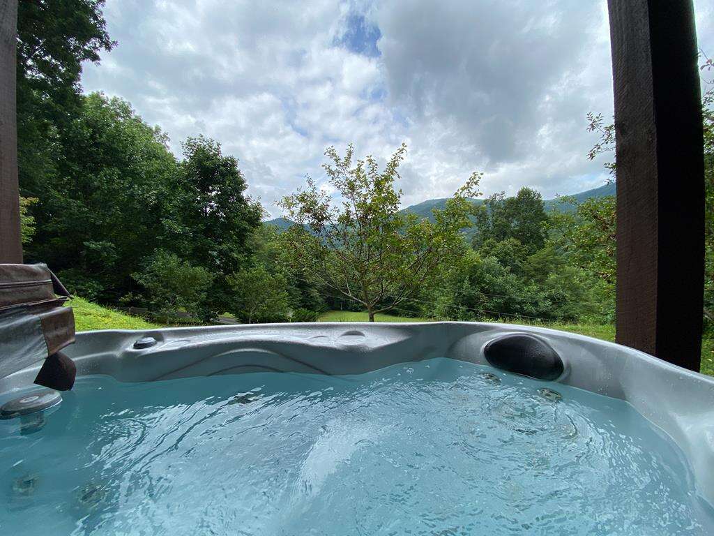 Bear Necessities 2 Bedroom Cabin Rental in Sylva, NC Sleeps 6