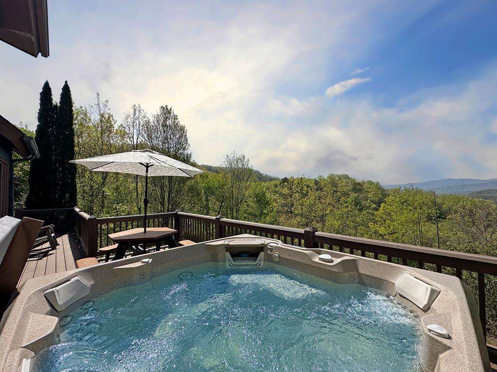 Bear Necessities 2 Bedroom Cabin Rental in Sylva, NC Sleeps 6